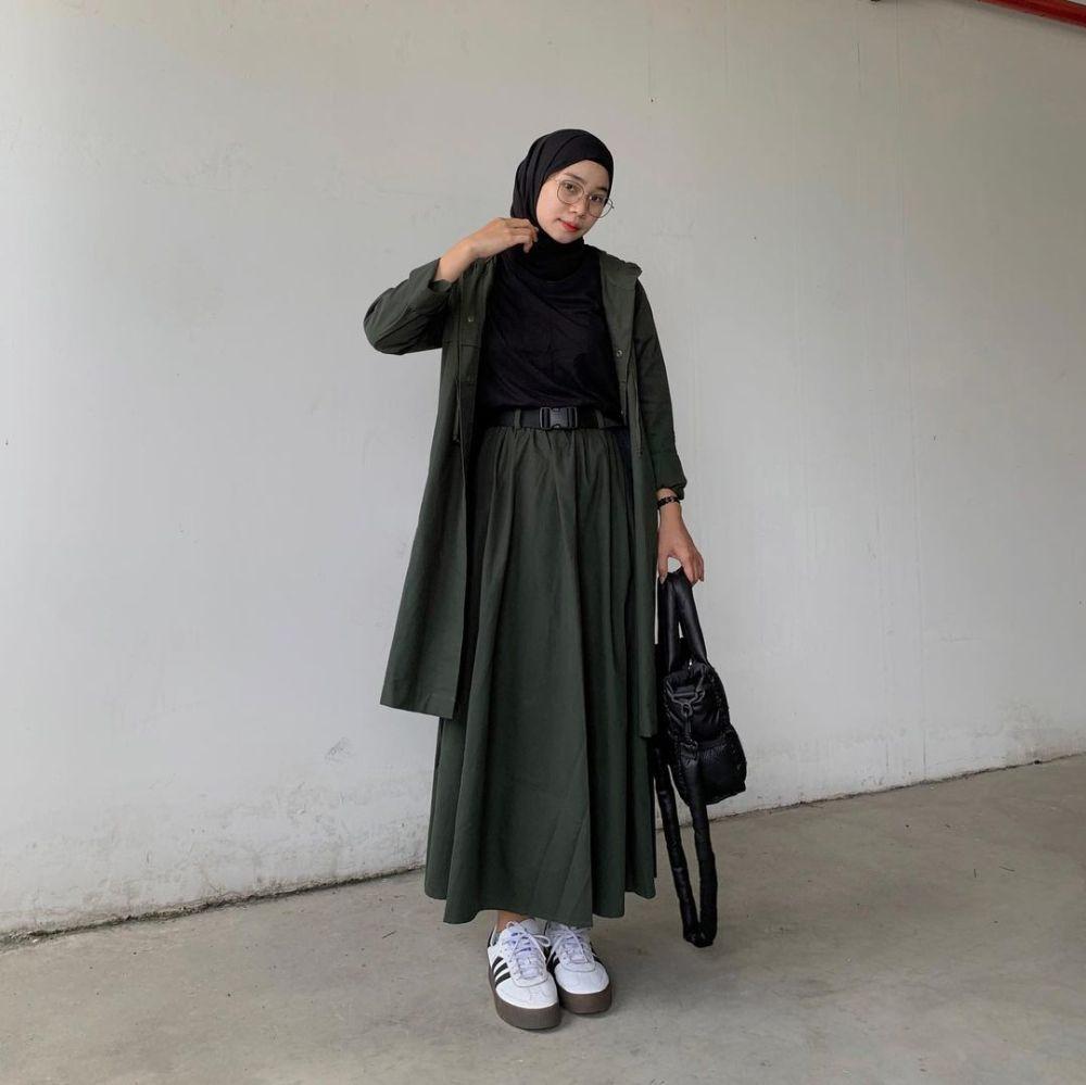 10 Inspirasi One Set Outfit ala Fitri Hasiani yang Look Chic