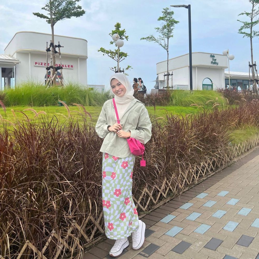 10 Ide Outfit Cewek Kue ala Queen Hyuarthasea, Pancarkan Kesan Ceria!