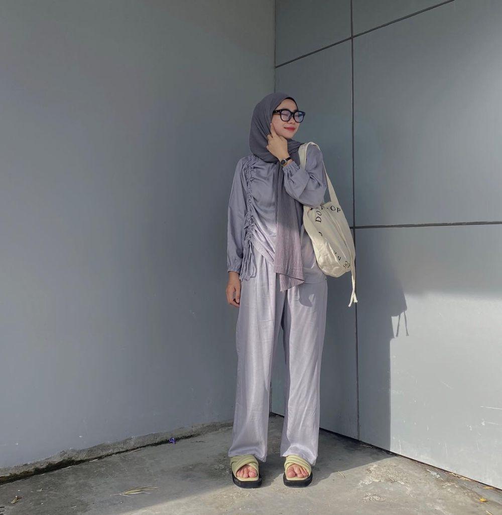 10 Inspirasi One Set Outfit ala Fitri Hasiani yang Look Chic