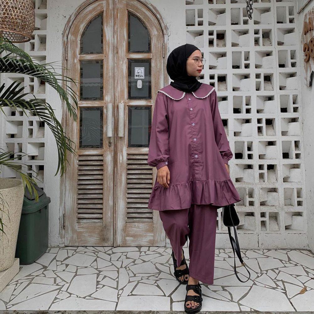 10 Inspirasi One Set Outfit ala Fitri Hasiani yang Look Chic