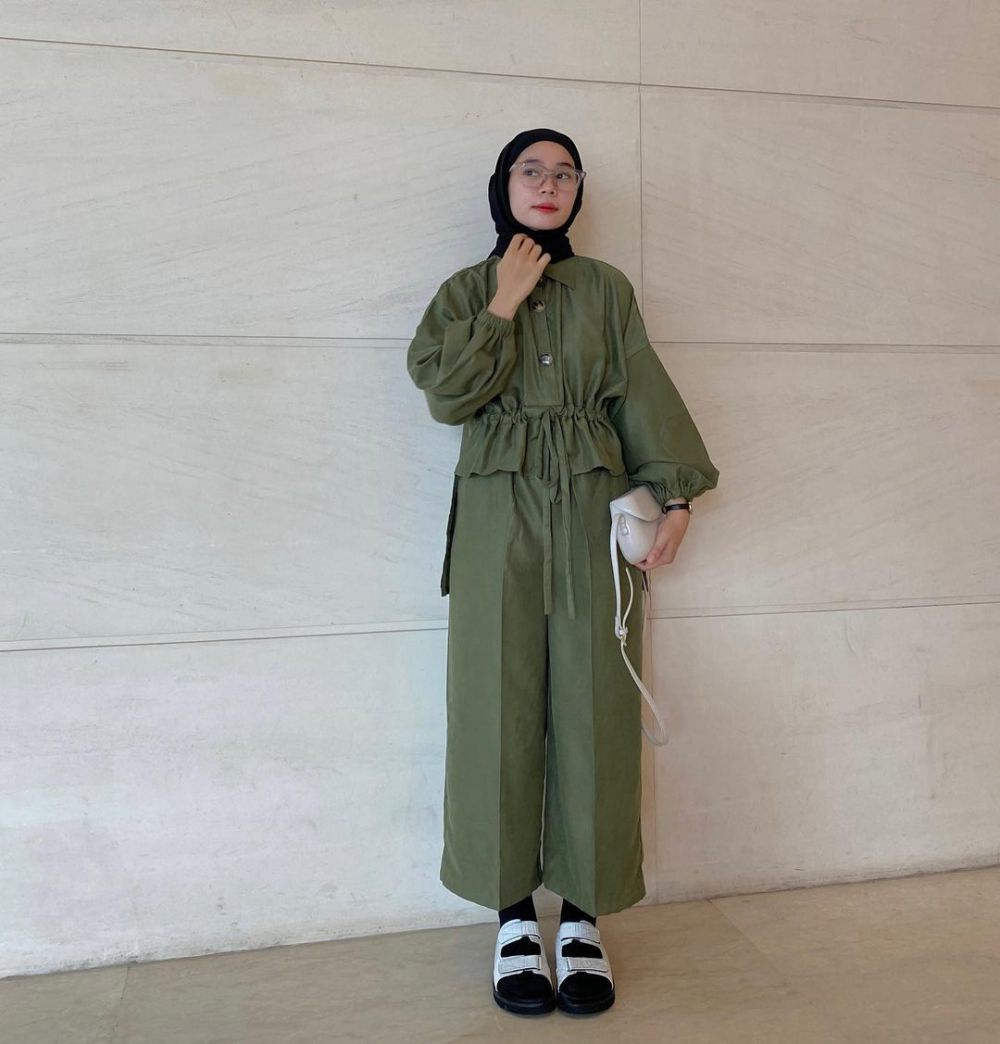 10 Inspirasi One Set Outfit ala Fitri Hasiani yang Look Chic