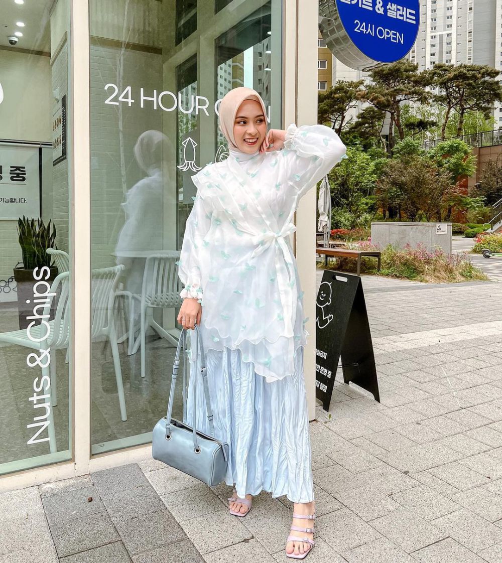 7 OOTD Hijab Nuansa Biru ala Bianca Kartika yang Fresh Bikin Elegan