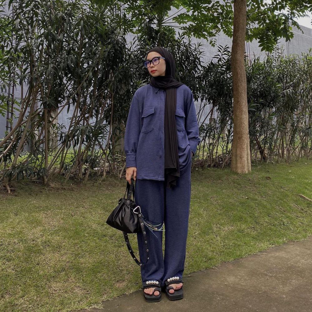 10 Inspirasi One Set Outfit ala Fitri Hasiani yang Look Chic