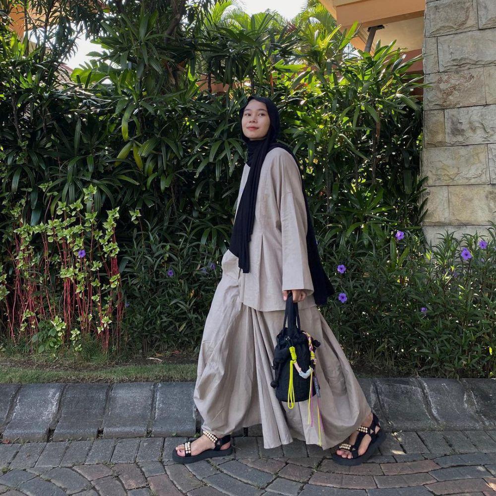 10 Inspirasi One Set Outfit ala Fitri Hasiani yang Look Chic