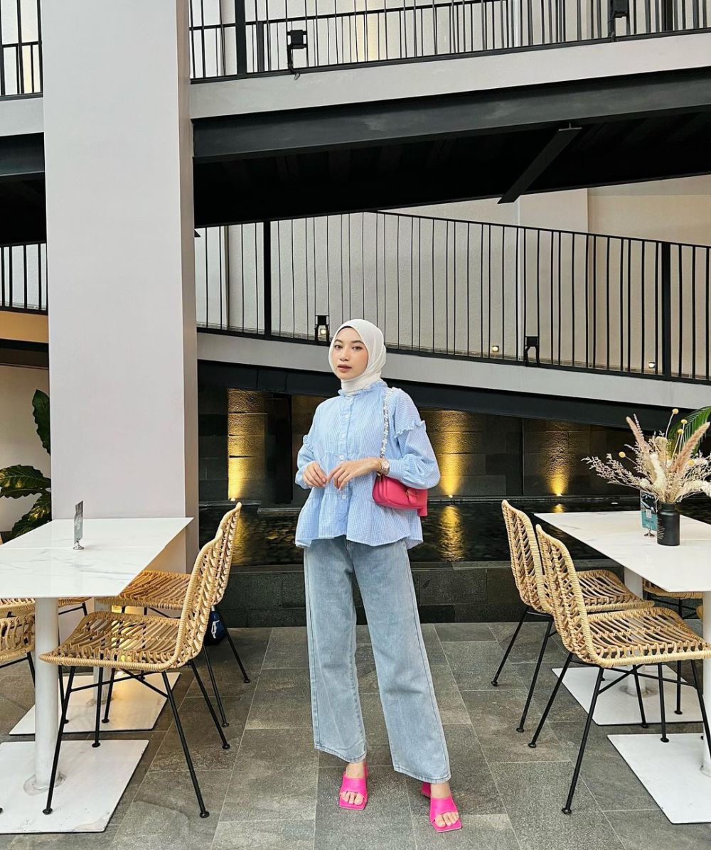 8 Ide OOTD Hijab Nuansa Biru ala Rafika Rahma, Tampil Stunning!