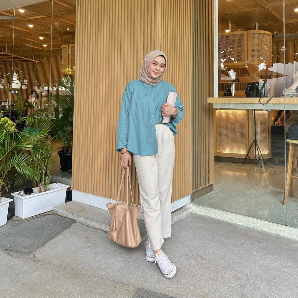 8 Styling Outfit Kasual Nuansa Biru ala Adzra Afifah, Modis!