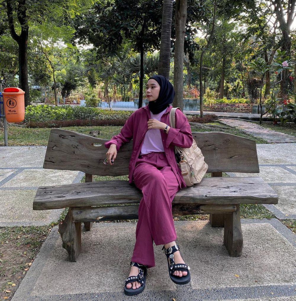 10 Inspirasi One Set Outfit ala Fitri Hasiani yang Look Chic