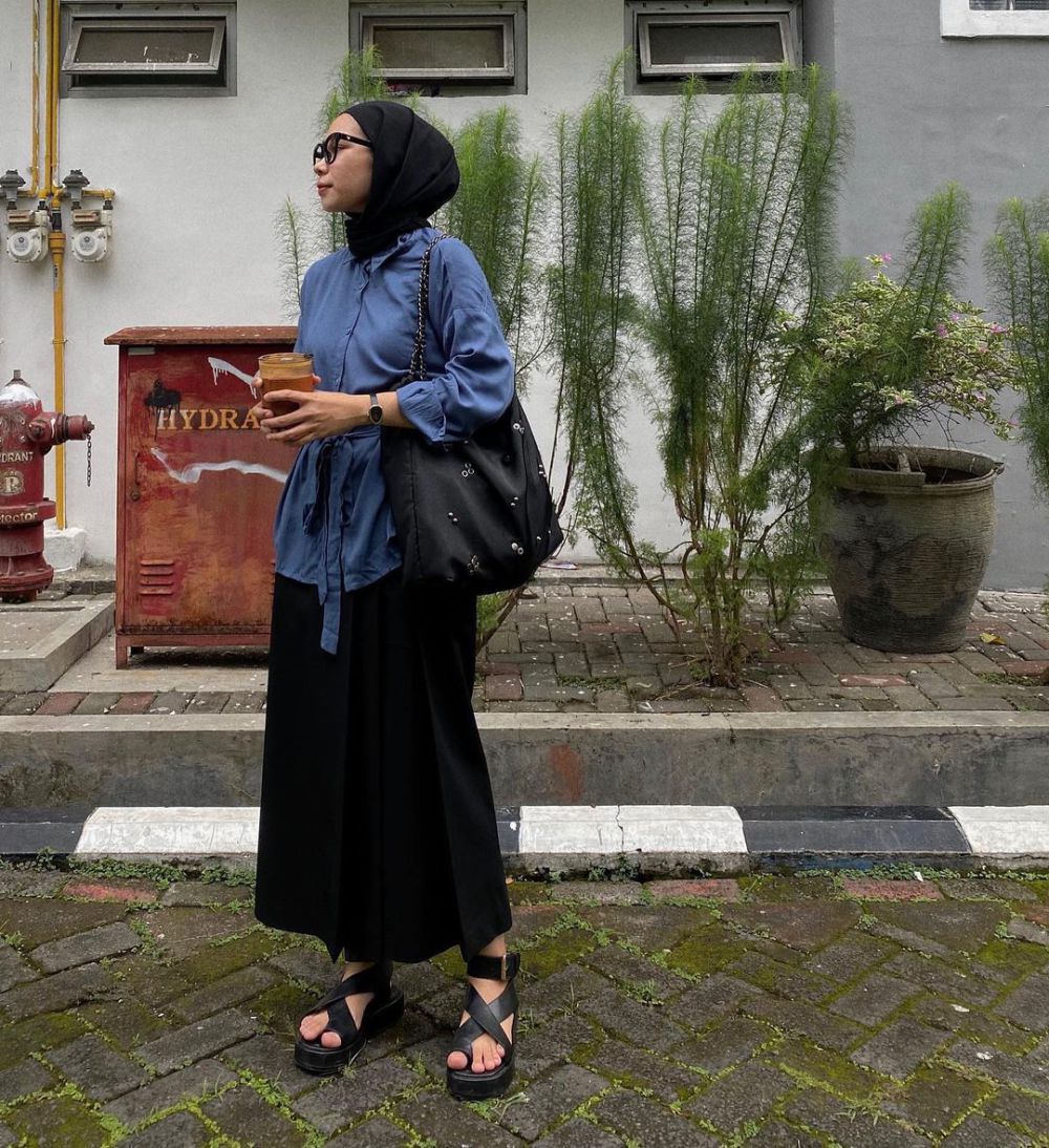 10 Style Outfit Hijab Pakai Totebag ala Fitri Hasiani, Anti Ribet!