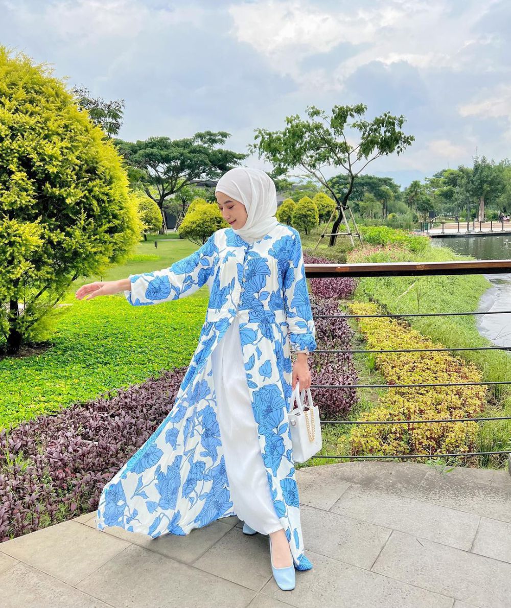 8 Ide OOTD Hijab Nuansa Biru ala Rafika Rahma, Tampil Stunning!