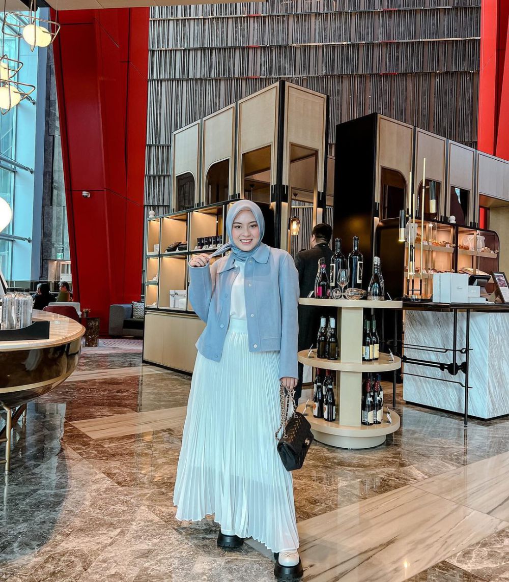 7 OOTD Hijab Nuansa Biru ala Bianca Kartika yang Fresh Bikin Elegan