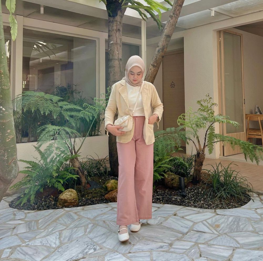 8 Inspirasi Outfit Pastel ala Adzra Afifah yang Super Girly! 