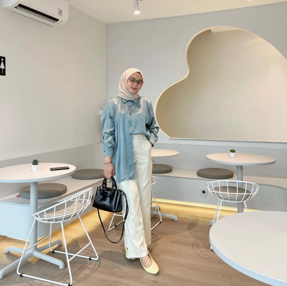 8 Styling Outfit Kasual Nuansa Biru ala Adzra Afifah, Modis!