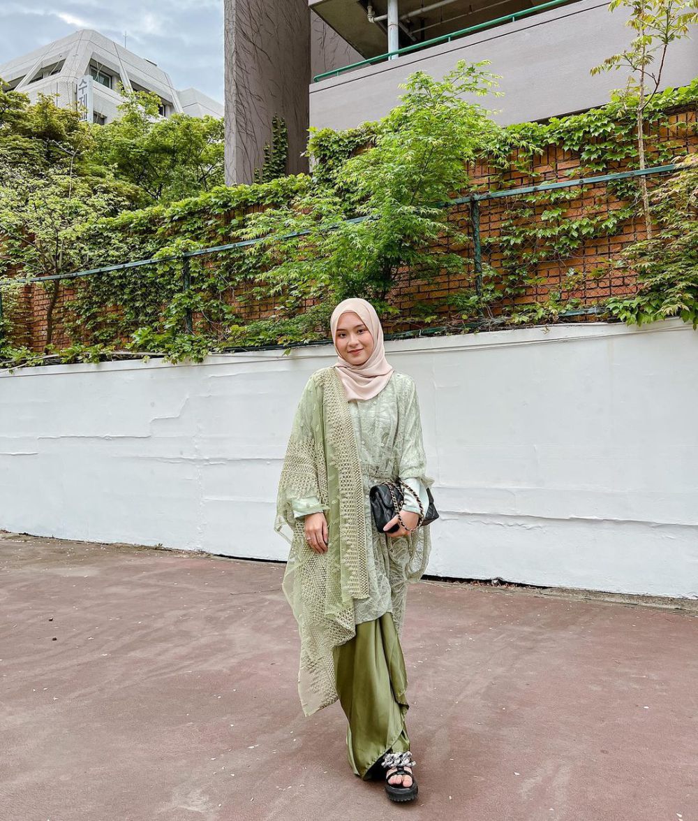 7 OOTD Hijab Nuansa Hijau ala Bianca Kartika, Bikin Look Makin Fresh!