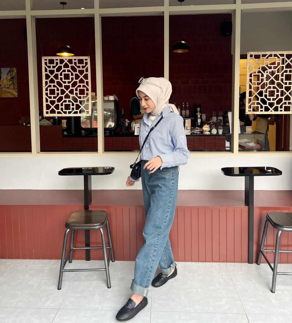 8 Ide OOTD Hijab Nuansa Biru ala Rafika Rahma, Tampil Stunning!