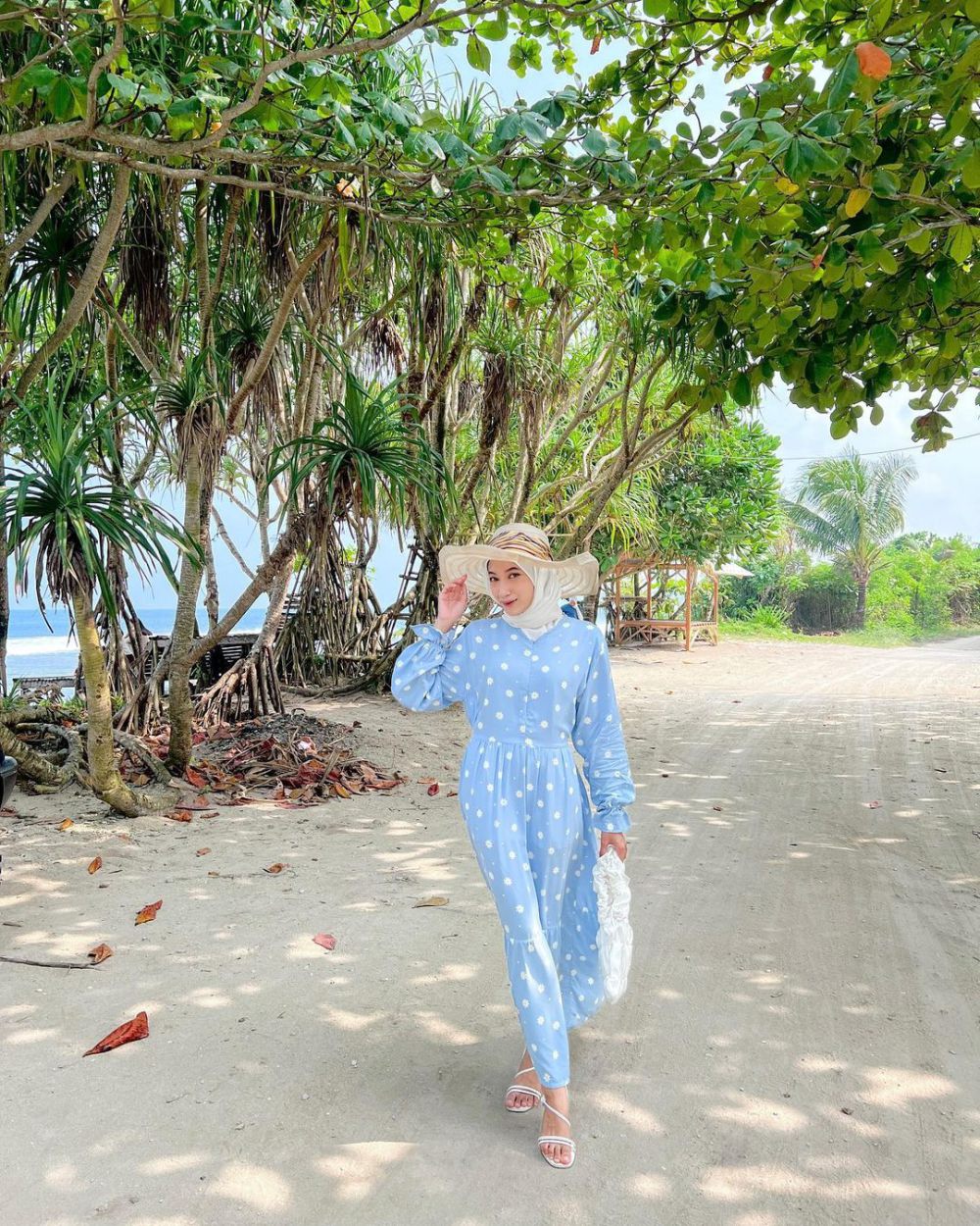 8 Ide OOTD Hijab Nuansa Biru ala Rafika Rahma, Tampil Stunning!