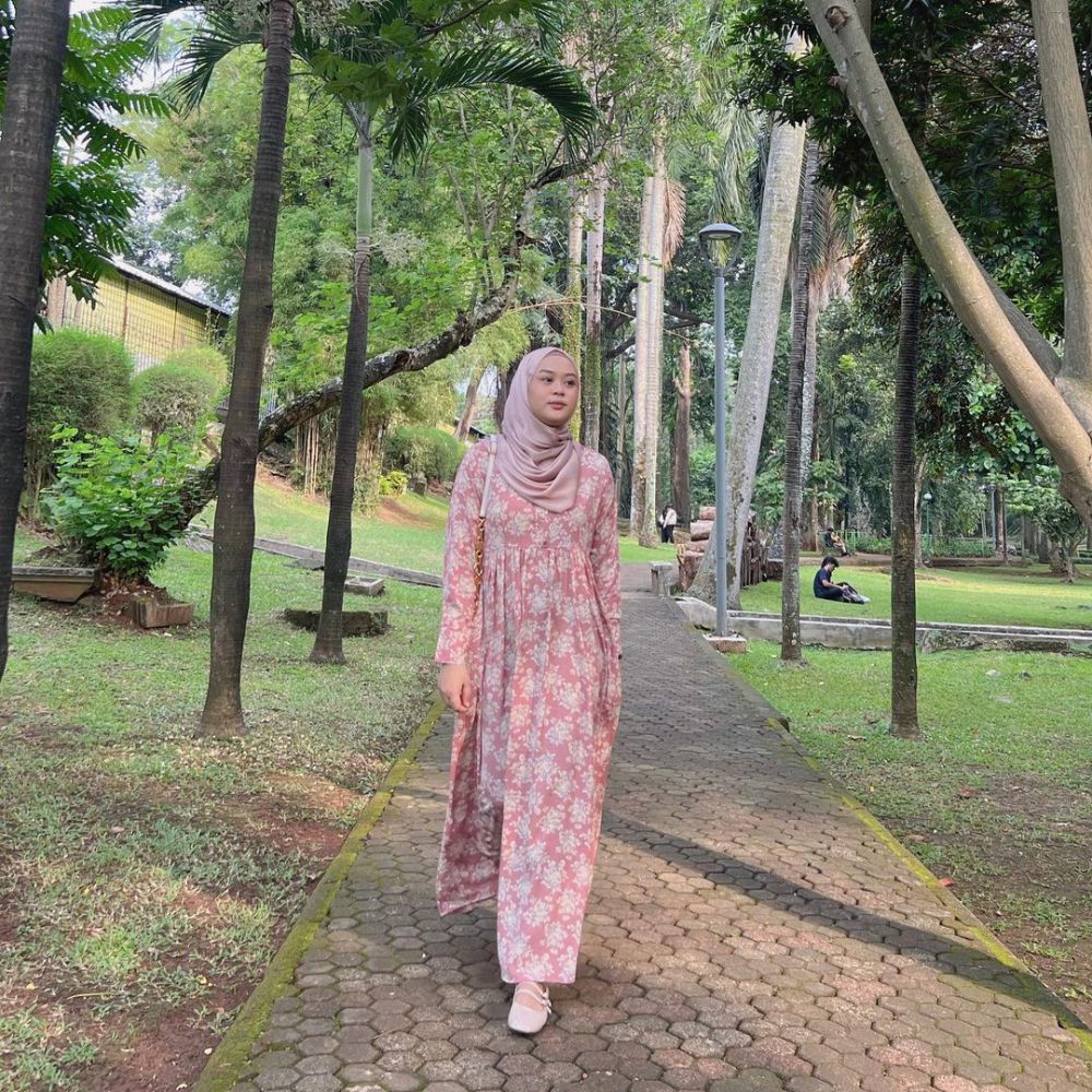 8 Inspirasi Outfit Pastel ala Adzra Afifah yang Super Girly! 