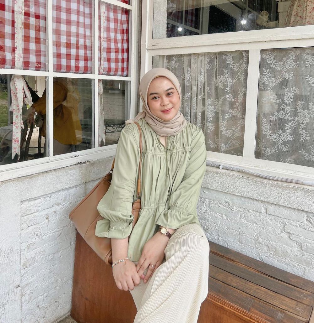 8 Inspirasi Outfit Pastel ala Adzra Afifah yang Super Girly! 