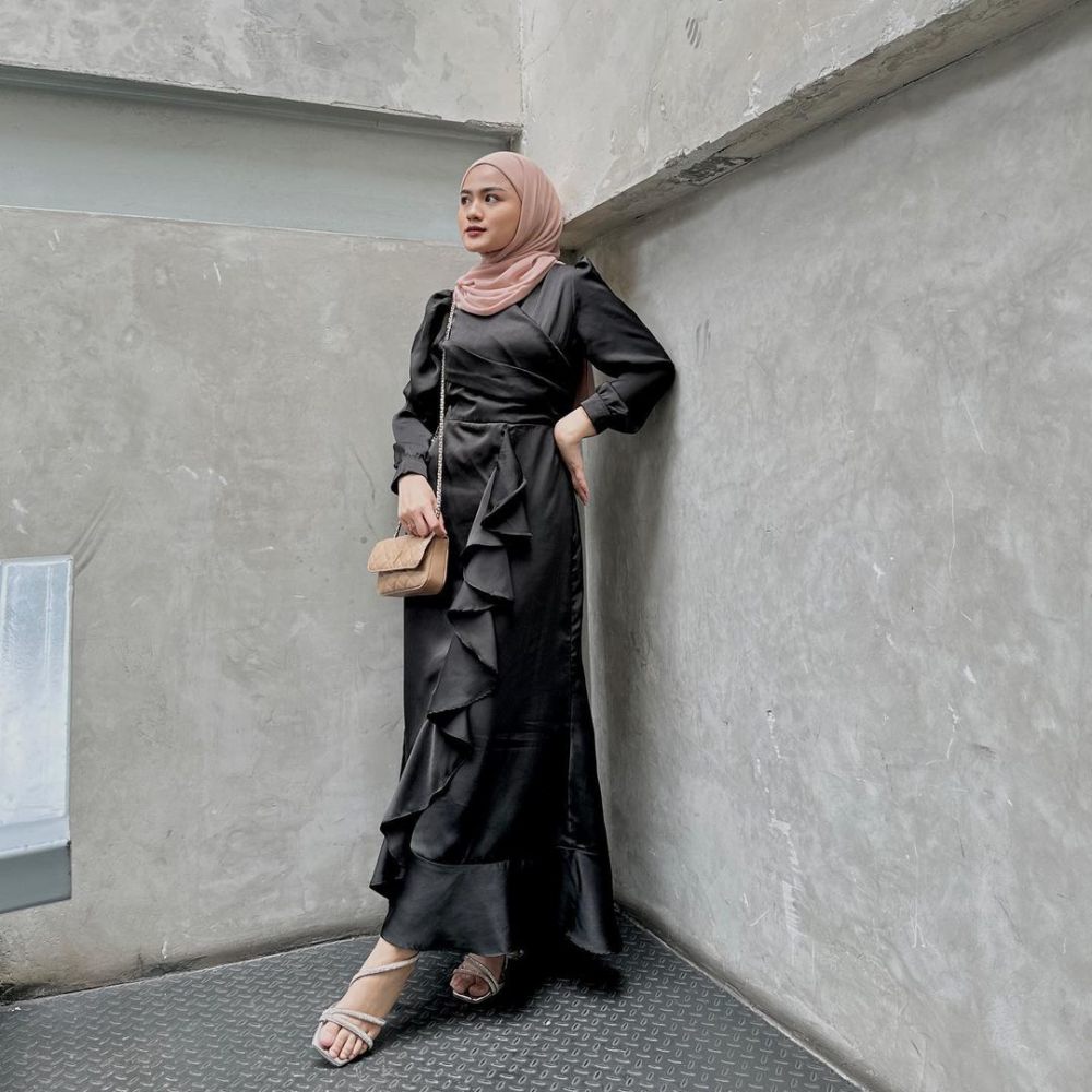 10 OOTD Hijab Nuansa Hitam ala Ivanka Fasha, Kesukaan Cewek Mamba!