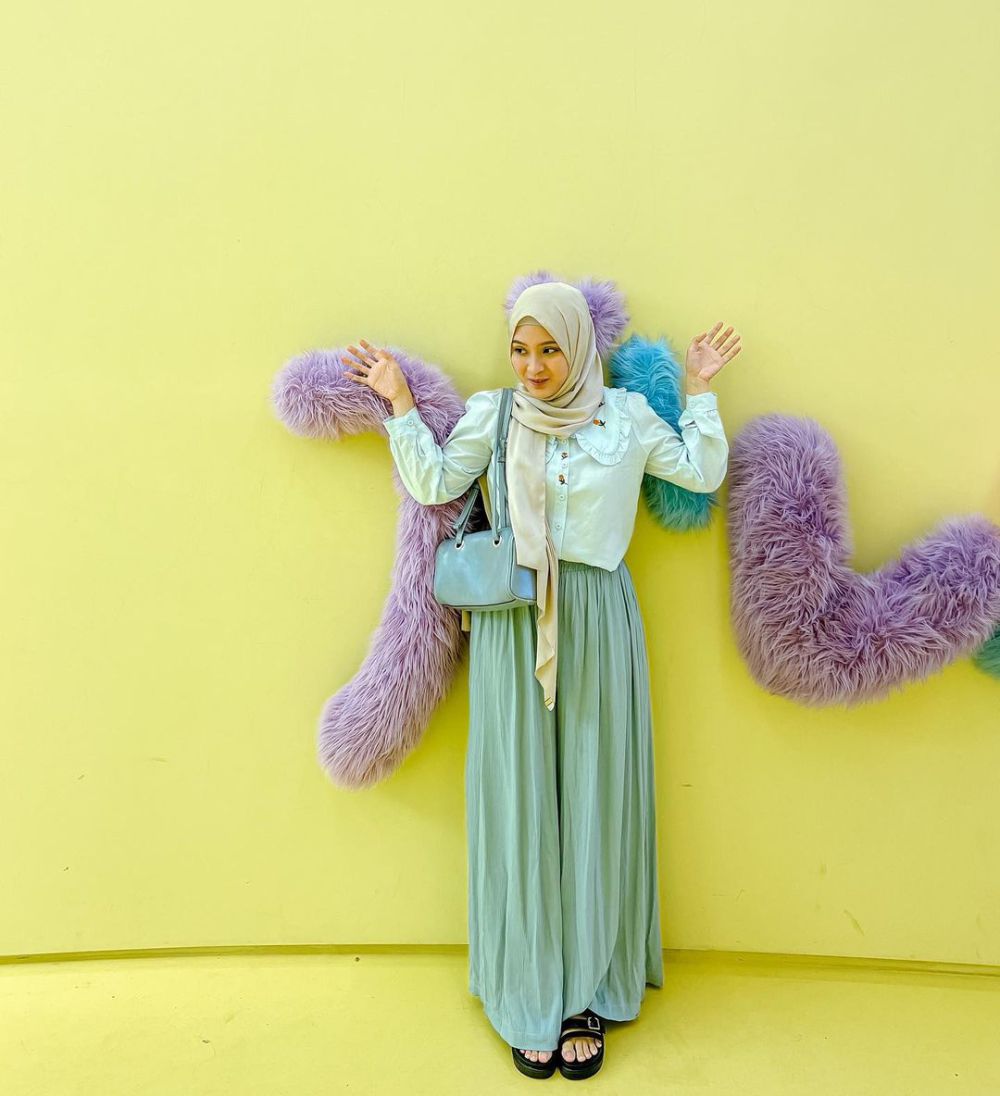 7 OOTD Hijab Nuansa Hijau ala Bianca Kartika, Bikin Look Makin Fresh!