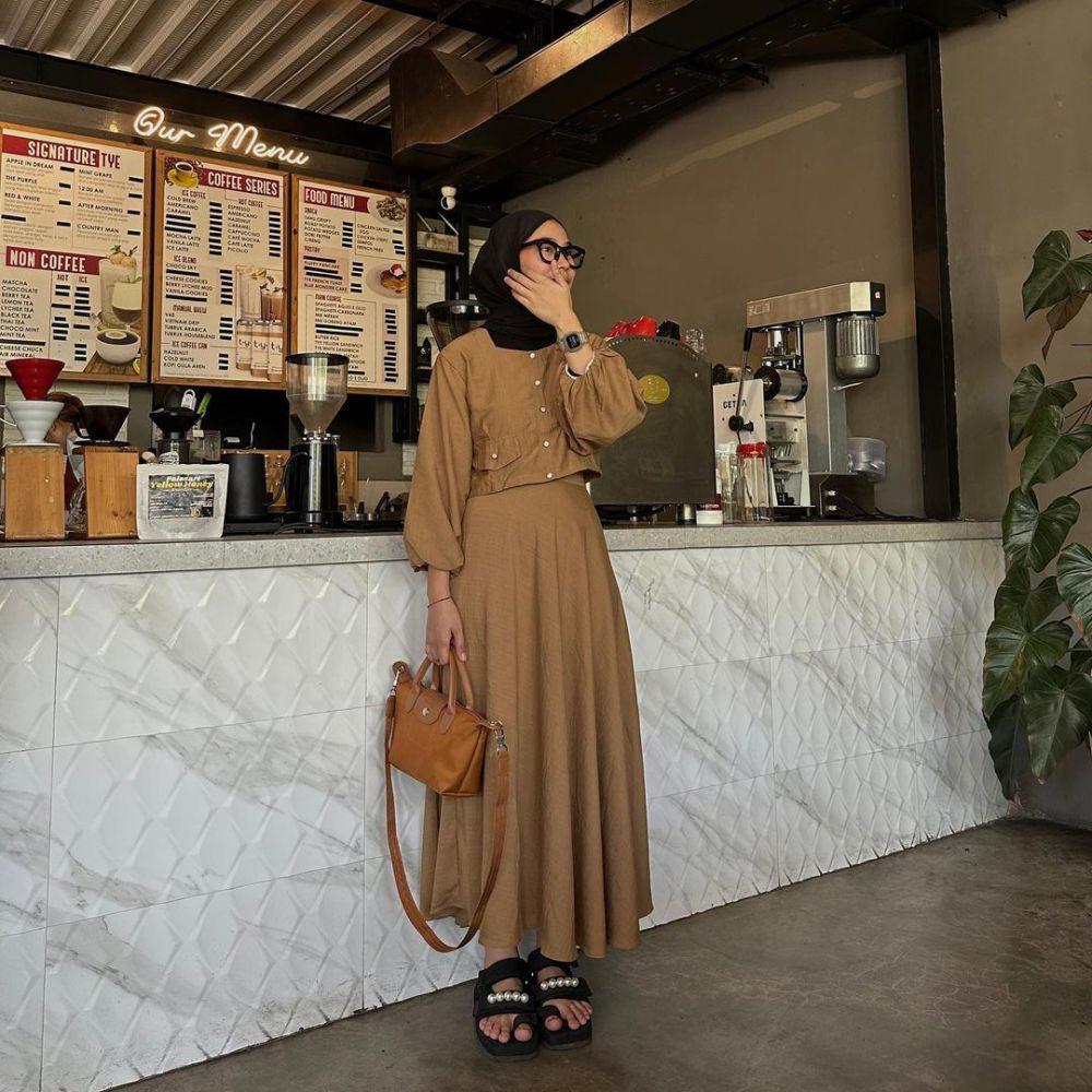 10 Inspirasi One Set Outfit ala Fitri Hasiani yang Look Chic