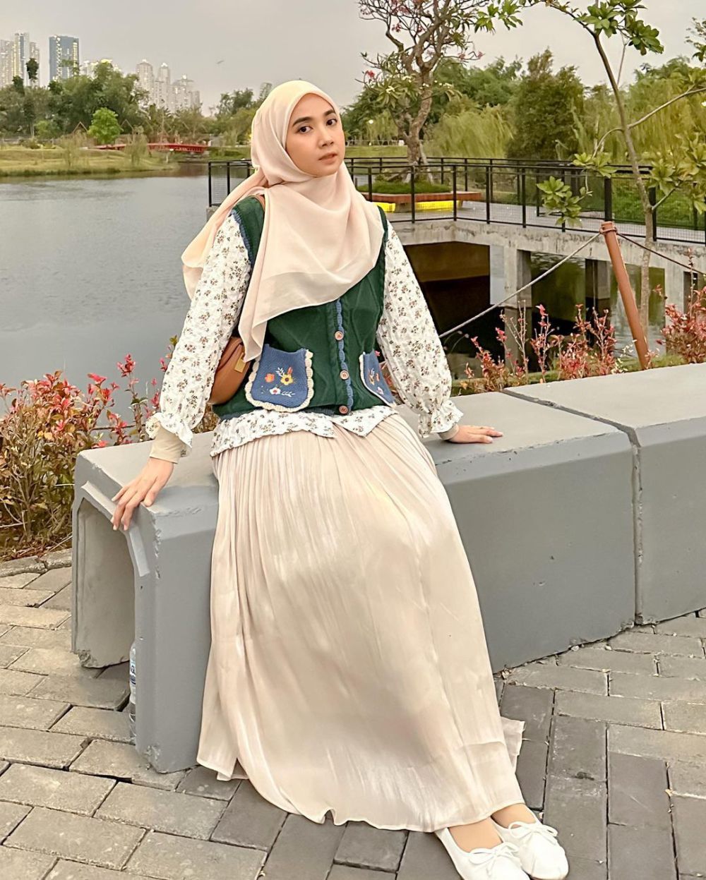 10 Ide Style Hijab Korean Look ala Richa Etika, Chic dan Youthful!