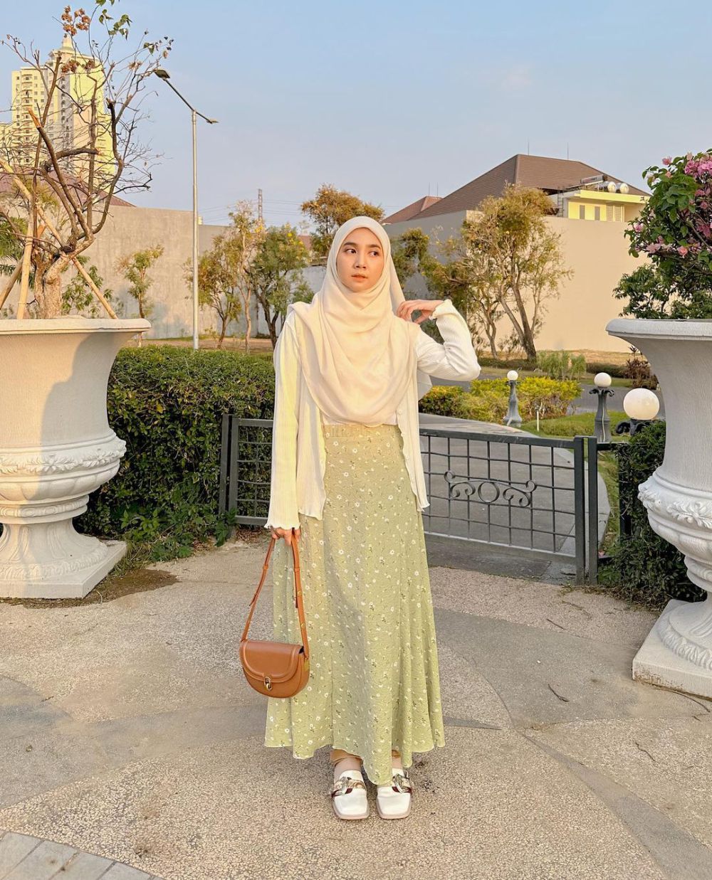 10 Ide Style Hijab Korean Look ala Richa Etika, Chic dan Youthful!