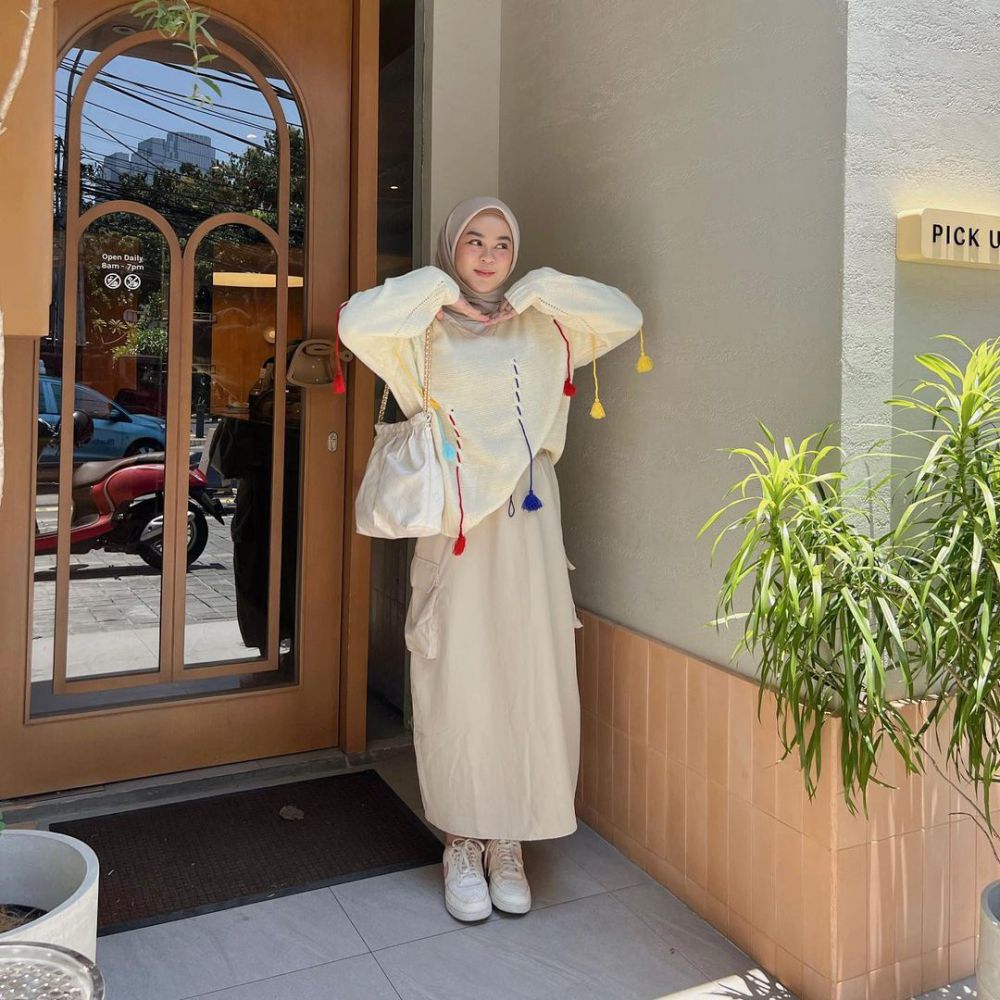 8 Inspirasi Outfit Pastel ala Adzra Afifah yang Super Girly! 