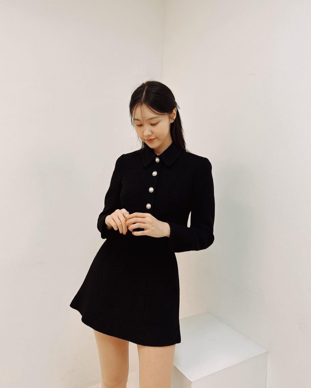 11 Ide Outfit Korean Style ala Kim Yewon yang Stylish buat ke Kantor!