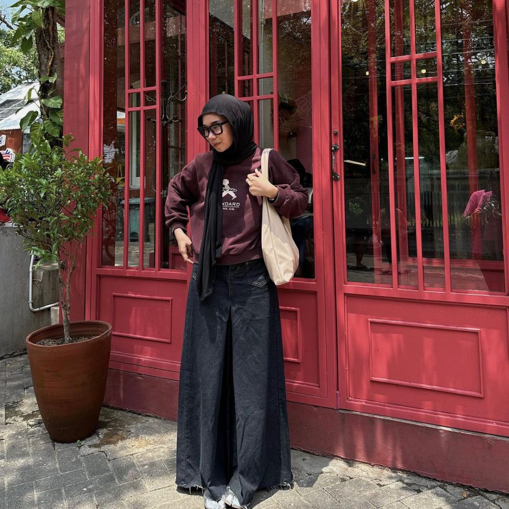 10 Style Outfit Hijab Pakai Totebag ala Fitri Hasiani, Anti Ribet!