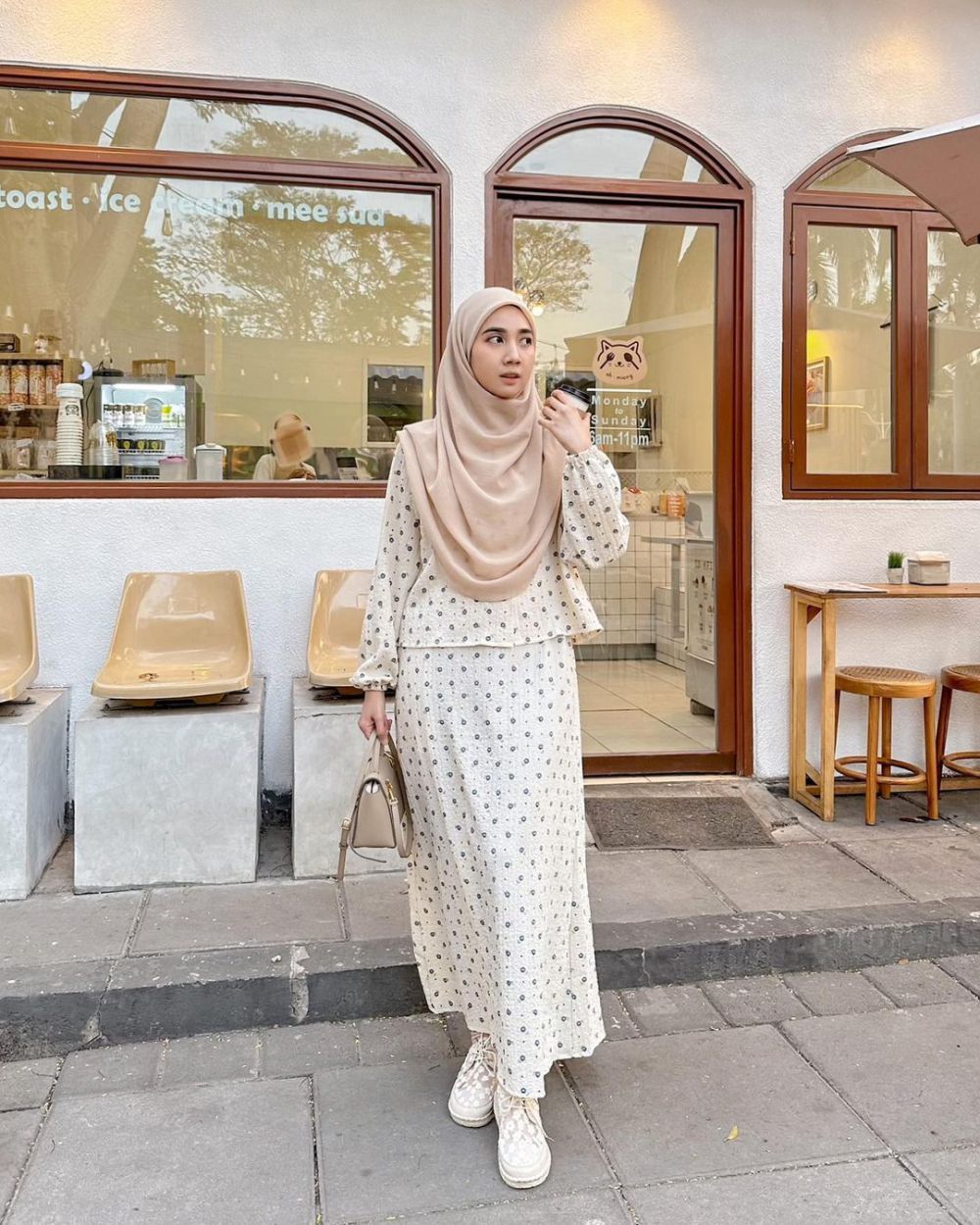 9 Inspirasi Outfit ke Coffee Shop ala Richa Etika, Look Calm!