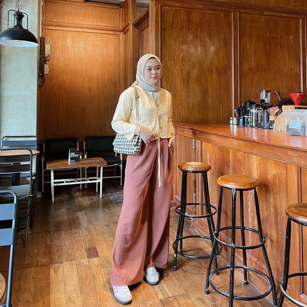 8 Inspirasi Outfit Pastel ala Adzra Afifah yang Super Girly! 