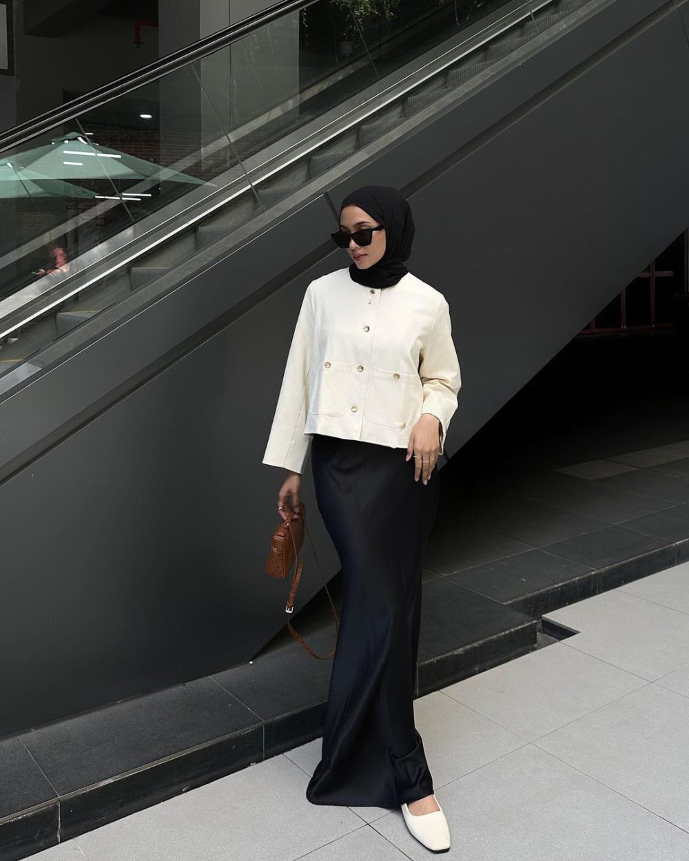 10 Ide Office Look Hijab ala Fita Wulansari, Dominasi Rok!