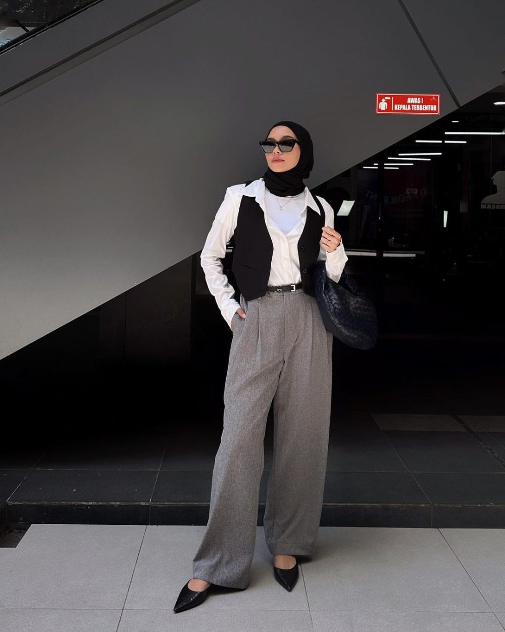 10 Ide Office Look Hijab ala Fita Wulansari, Dominasi Rok!