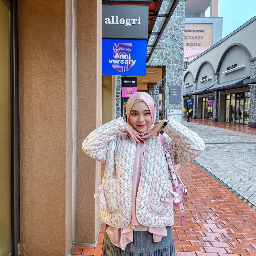 7 OOTD Hijab Nuansa Pink ala Bianca Kartika, Looks Pretty!