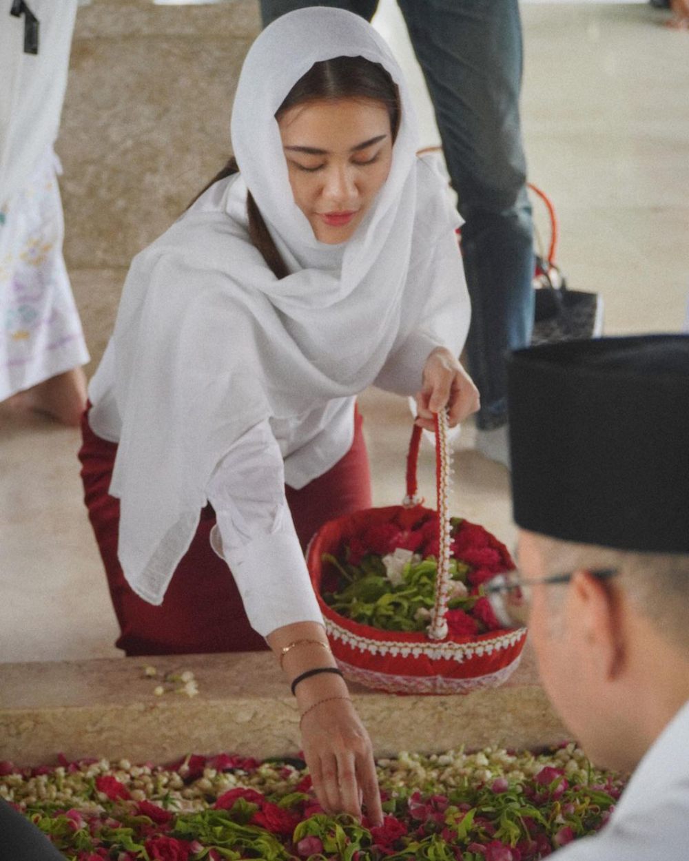 10 Potret Aaliyah Massaid Saat Ziarah Ke Makam Bung Karno