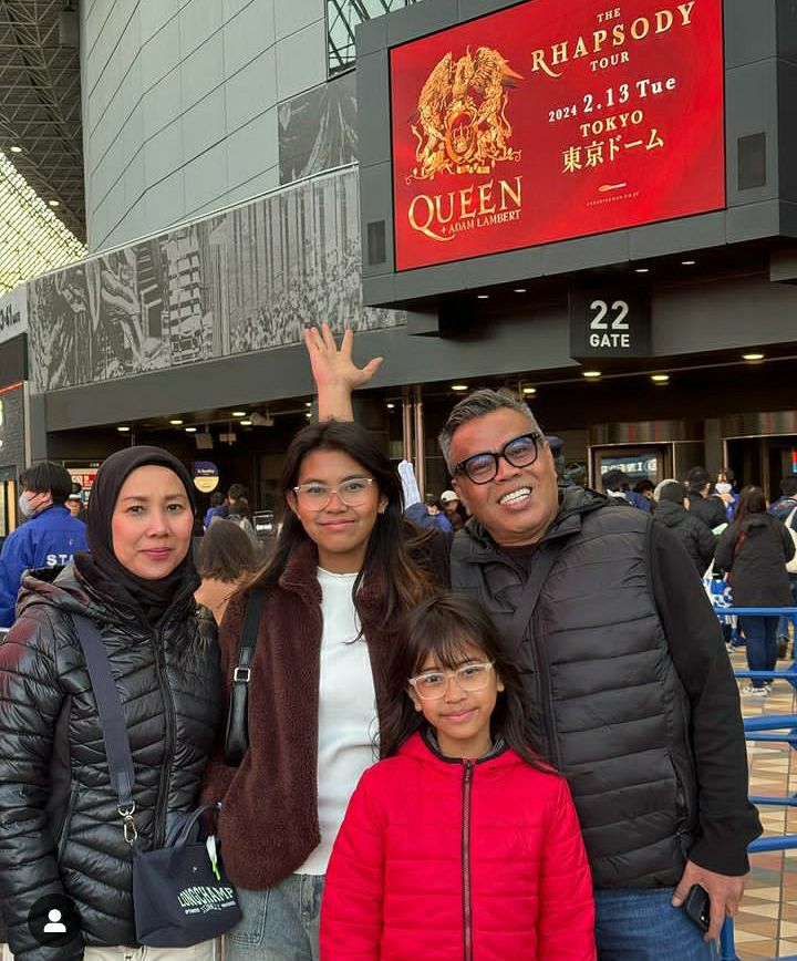 10 Potret Keluarga Abdel Achrian Nonton Konser Queen di Tokyo. Seru!