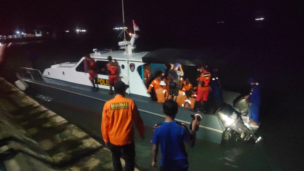 Bocor Usai Disapu Gelombang, Kapal Tanker Tenggelam di Laut Maluku 