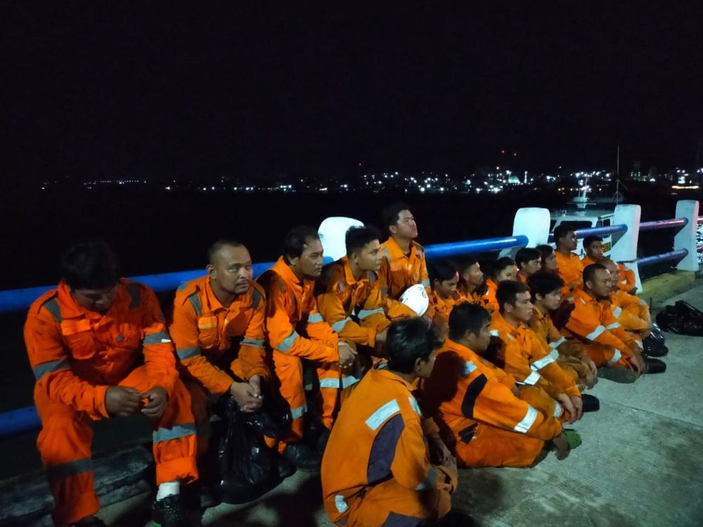 Bocor Usai Disapu Gelombang, Kapal Tanker Tenggelam di Laut Maluku 