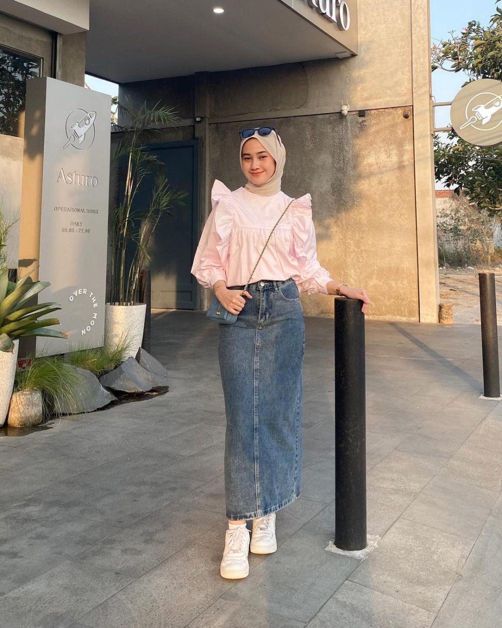 12 OOTD Hijab Pakai Rok Jeans ala Kirana Salsabila, Santai