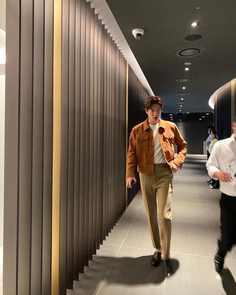 9 Inspirasi Style Kasual untuk Bukber ala Lee Min Ho, Stylish Abis!