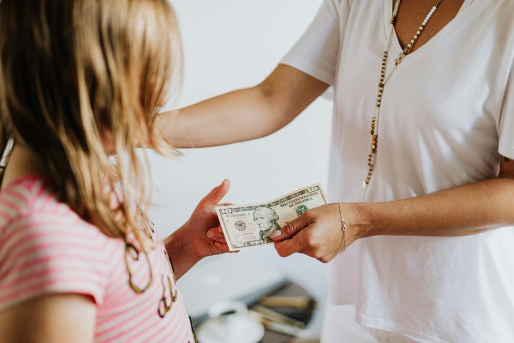 7 Tips Jitu Ajarkan Anak Mengelola Uang THR