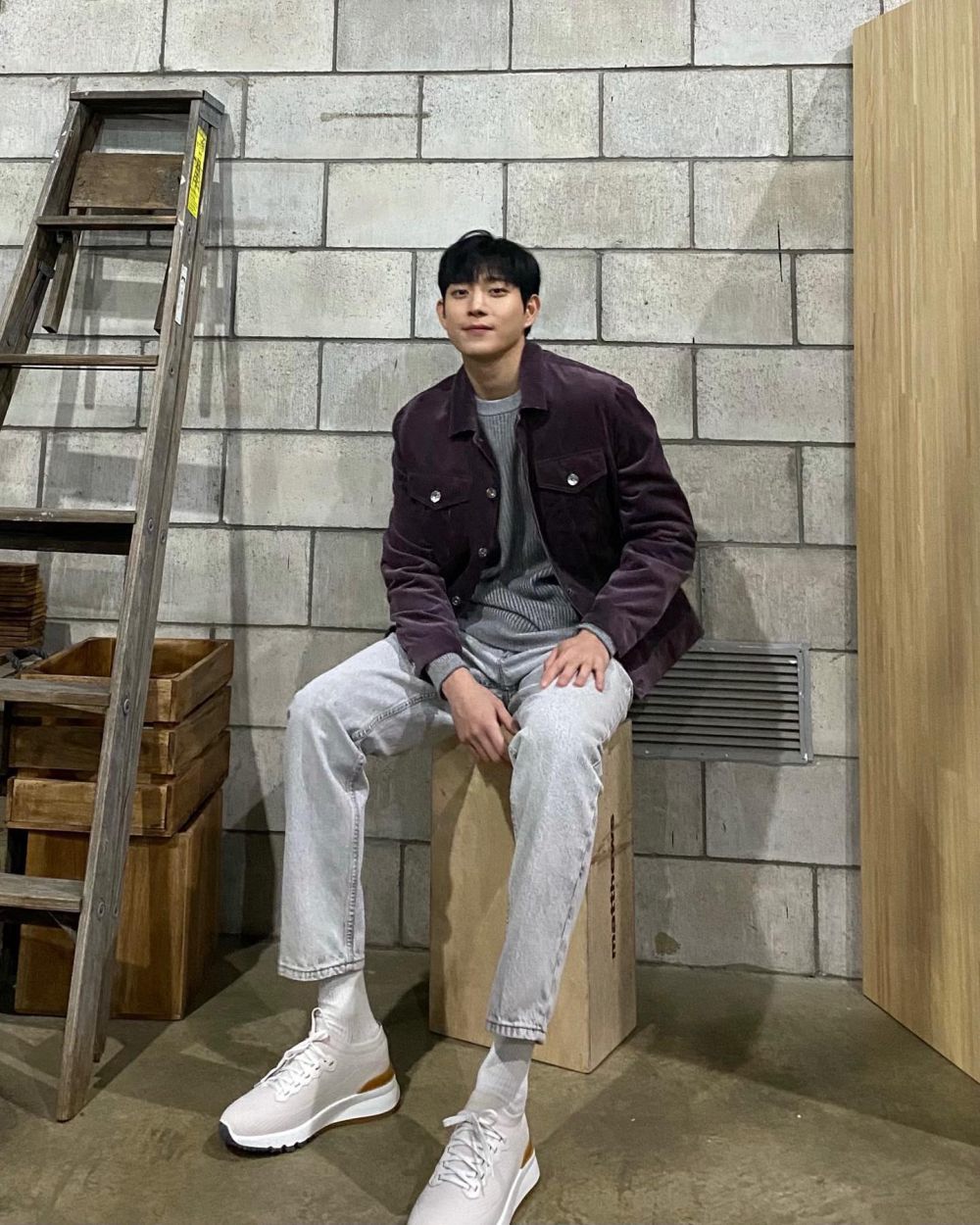7 Ide Outfit Hangout Minimalis ala Kim Young Dae, Super Comfy!
