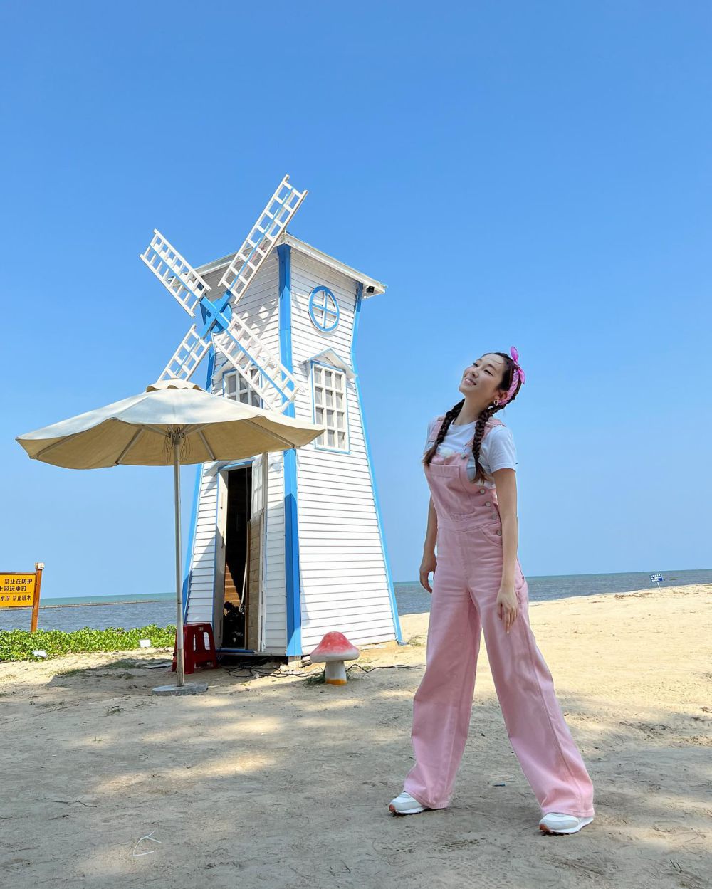 7 Inspirasi Outfit Liburan di Pantai ala Artis Korea, Chill Abis!