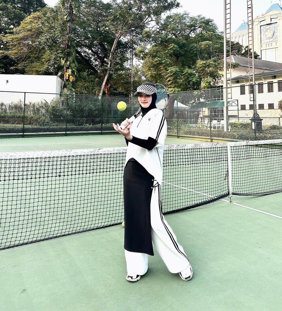 11 Inspirasi Outfit Tenis Hijab ala Artis, Comfy dan Tetap Modis!  