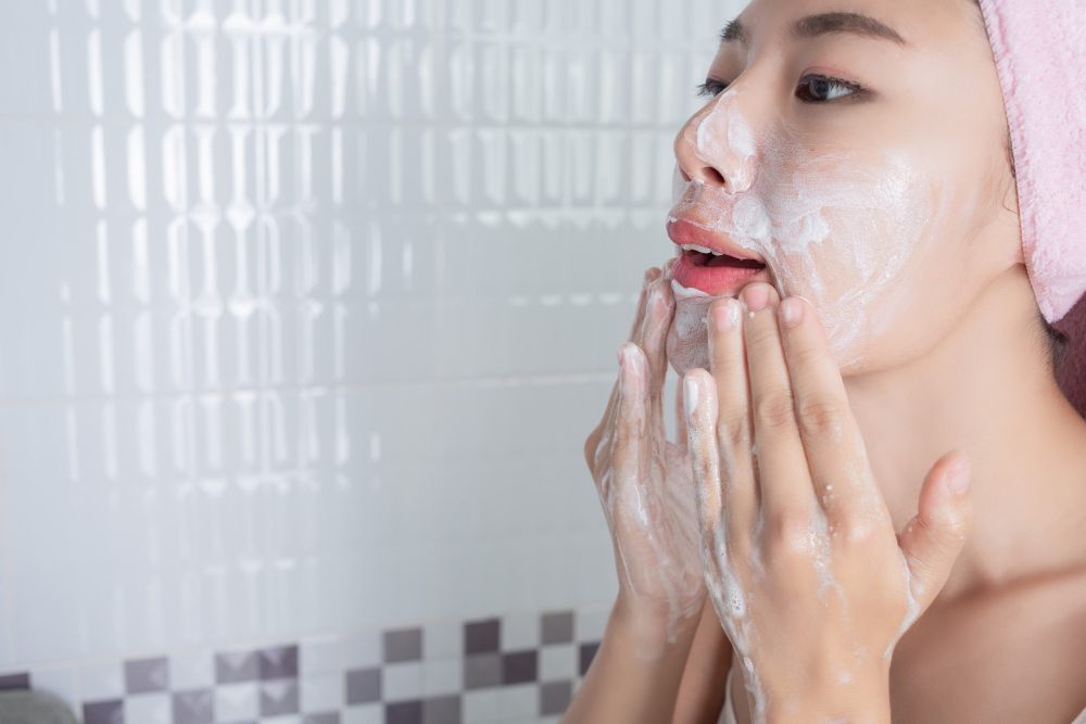 5 Alasan Kulit Wajah Kering setelah Cuci Muka, Gak Nyaman!