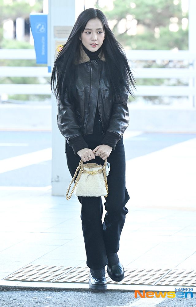 8 Airport Fashion ala Jisoo BLACKPINK, Casual Look Modis