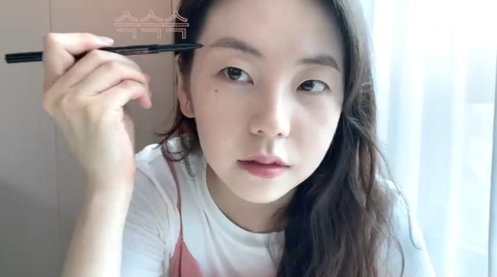 8 Tutorial Makeup Simpel ala Ahn So Hee, Cocok untuk Daily