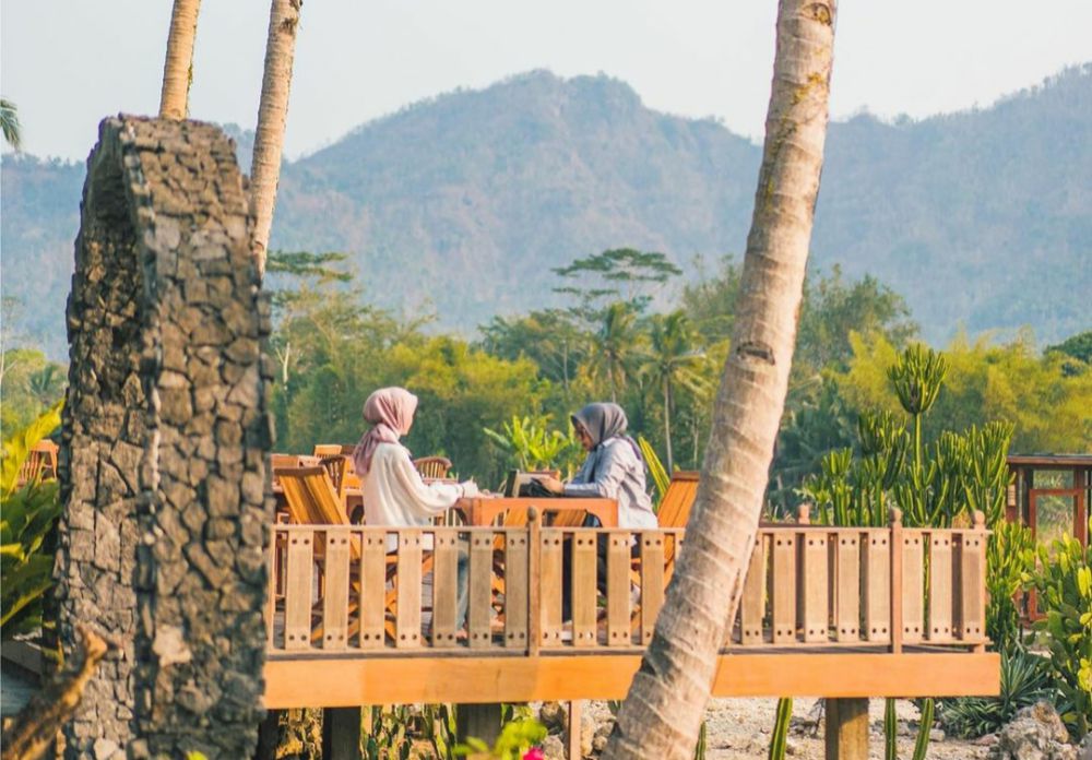 9 Info Nalendro Cafe Borobudur, Bukber Dengan View Bukit Menoreh