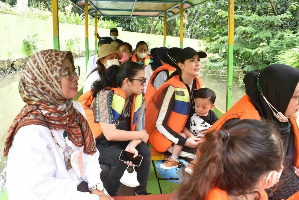KBS Rayakan Ulang Tahun Perdana Dua Anak Singa Asli Surabaya