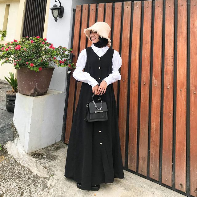 10 Ide Outfit Hijab Monokrom ala Ulya Salsabila, Anti Boring!